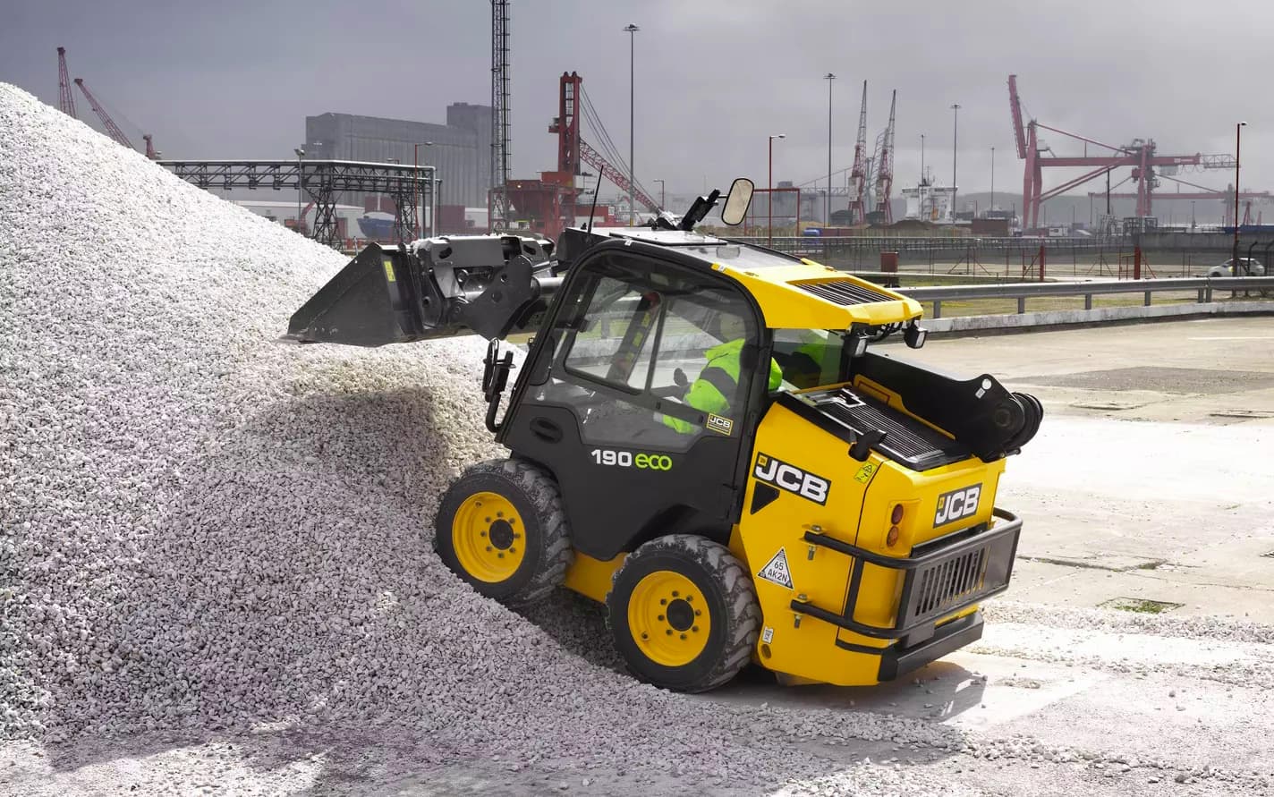 Какая техника лучше справится с вашей задачей: Bobcat или JCB?
