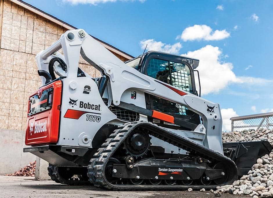 Гусеничный Bobcat на мягком грунте и колесный Bobcat на твердом покрытии