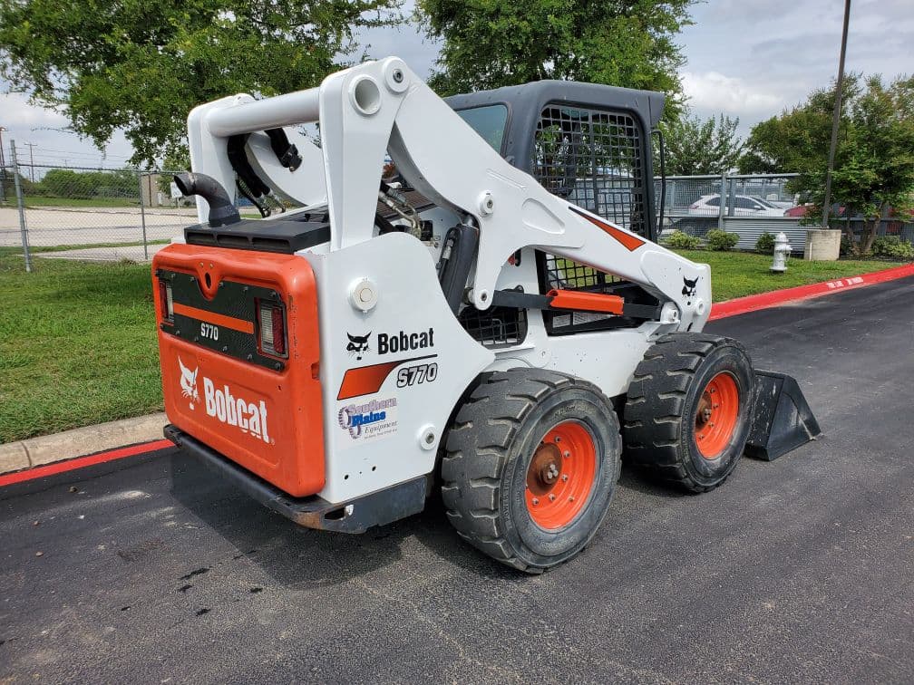 Сравнение колесного и гусеничного погрузчика Bobcat по проходимости и условиям эксплуатации